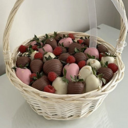 Букет из клубники в шоколаде корзина с малиной 1000 г